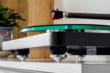 NAD C588 Turntable with 2M Red Cartridge
